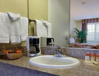 Days Inn By Wyndham Hayward Airport Room photo